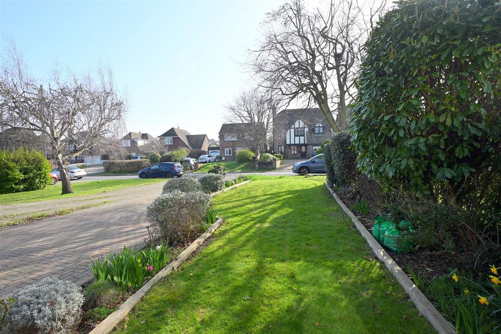 Property photo 3 of 18 Front Garden