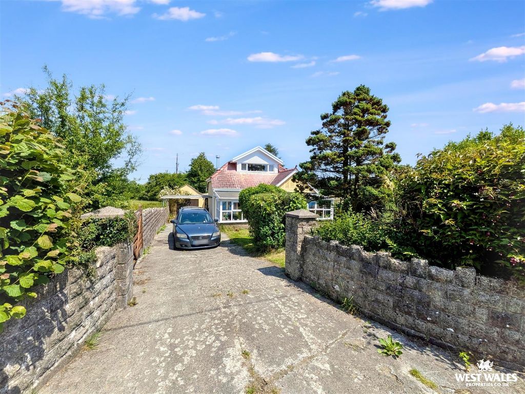 Property photo 2 of 27 10498.Jpg