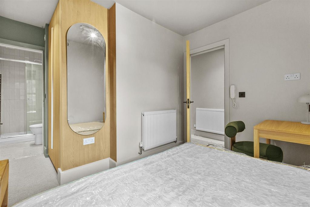 Property photo 2 of 5 Bedroom