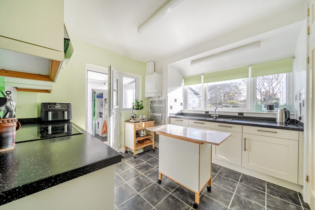 Property photo 3 of 15 1380268-11-691B10...