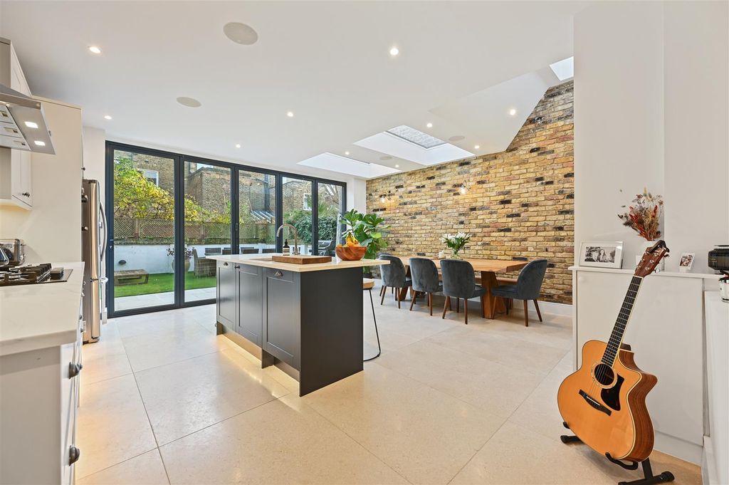 Property photo 3 of 14 Godolphin Road - Kitchen3 (1).Jpg
