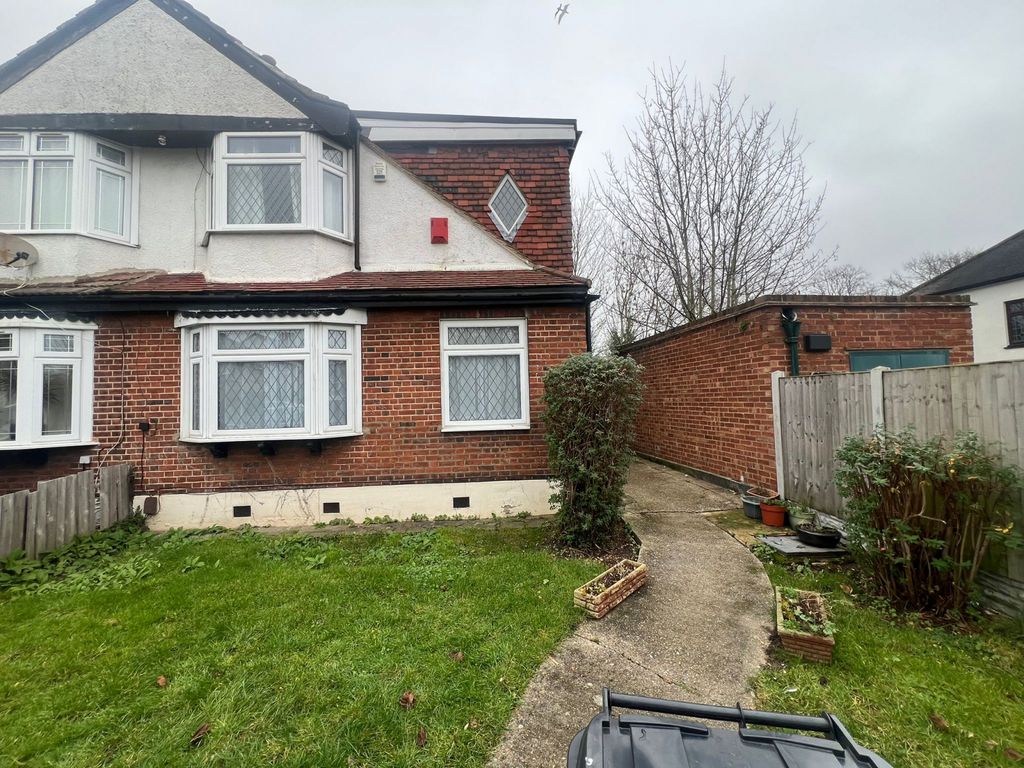 Property photo 1 of 10 4 Bed Town House To Rent Woodville Gardens, Ilford Ig6