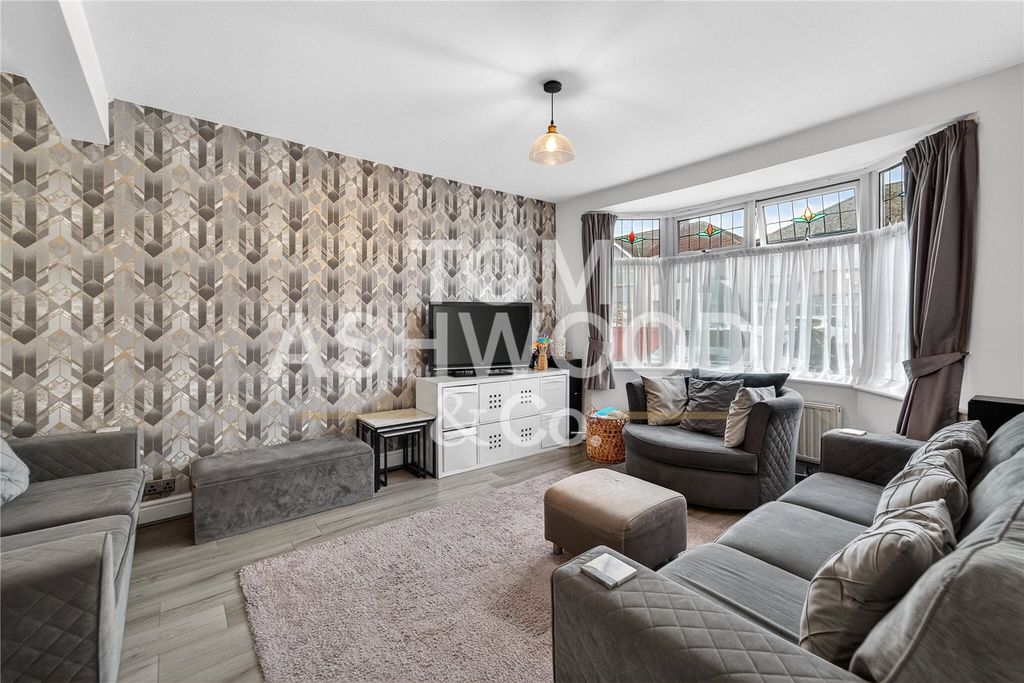 Property photo 2 of 18 Picture No. 23