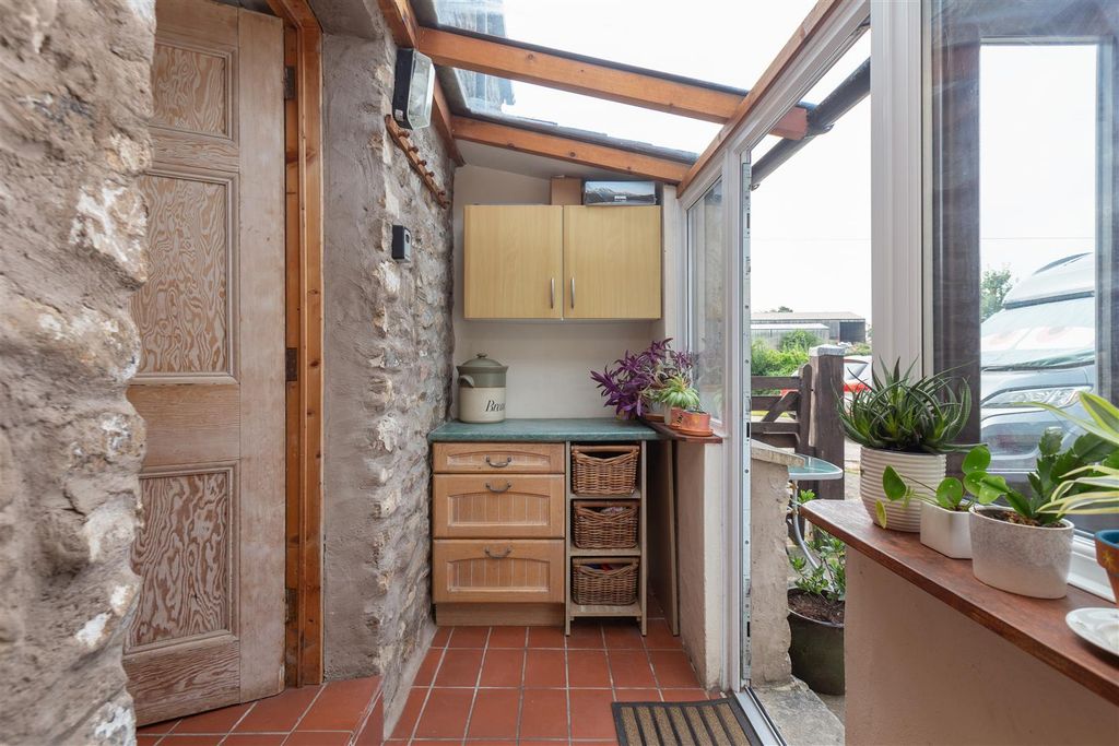 Property photo 2 of 31