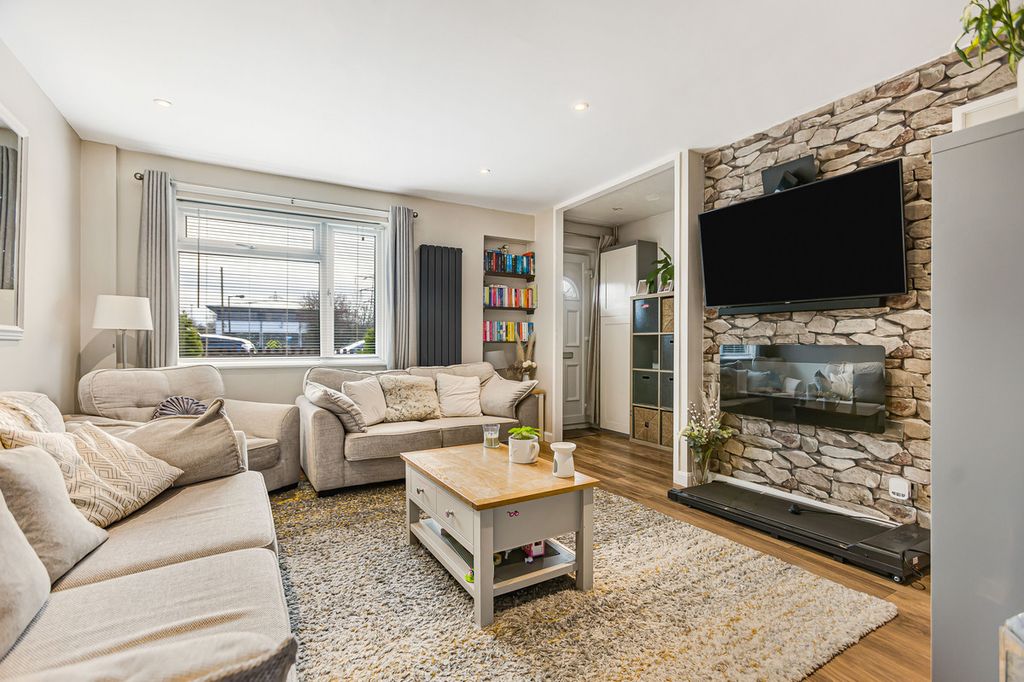 Property photo 2 of 27