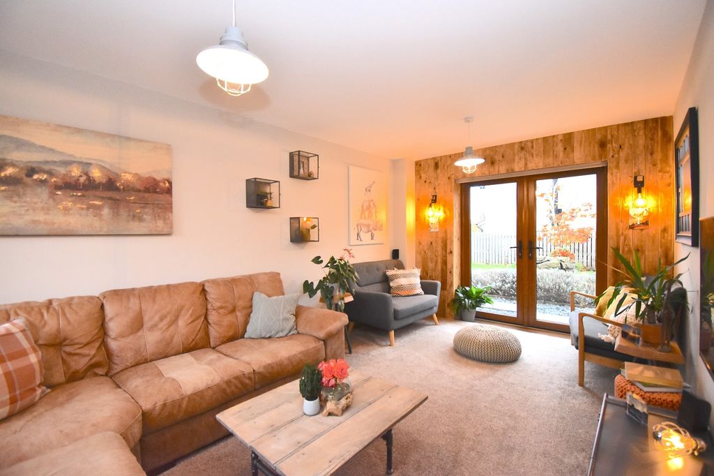 Property photo 3 of 21 Living Room