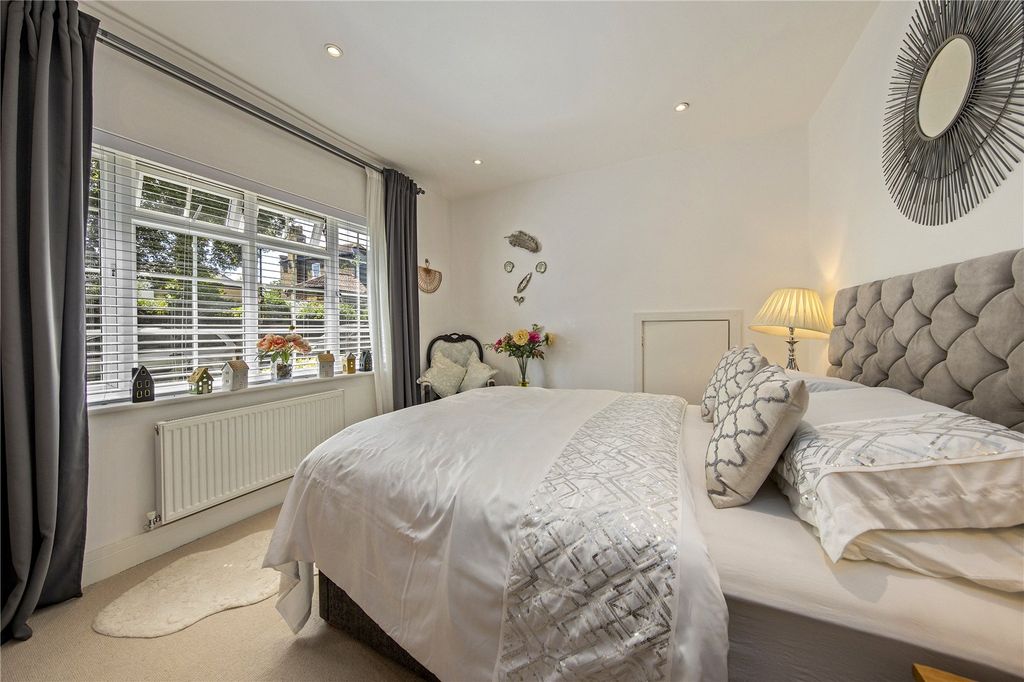2 bed flat for salePark Close, Hampton TW12 photo 4