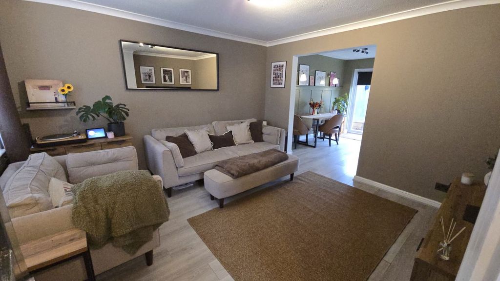 Property photo 2 of 28