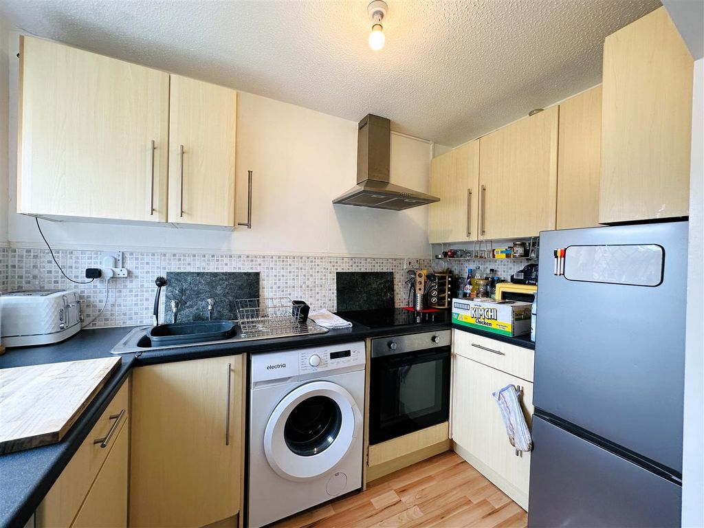 Property photo 3 of 11 Kitchen