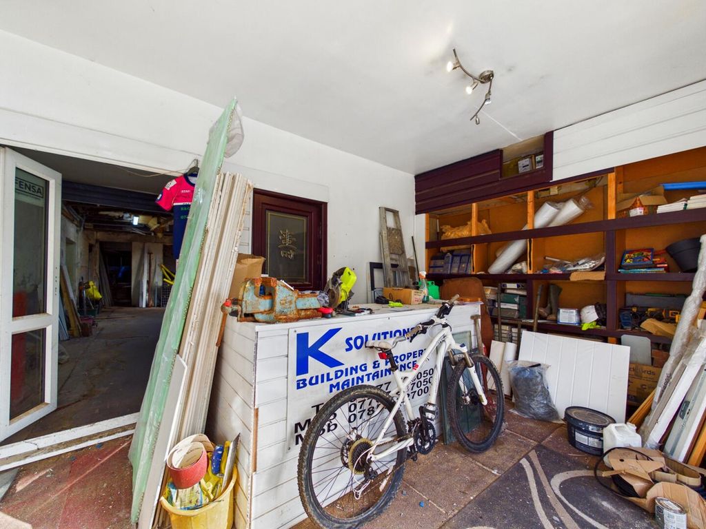 Property photo 3 of 11 Garage