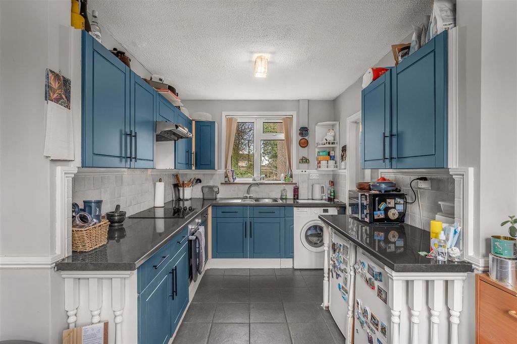 Property photo 3 of 11 29 The Avenue, Middleton Cheney-10.Jpg