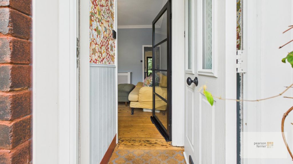 Property photo 2 of 12 Vestibule