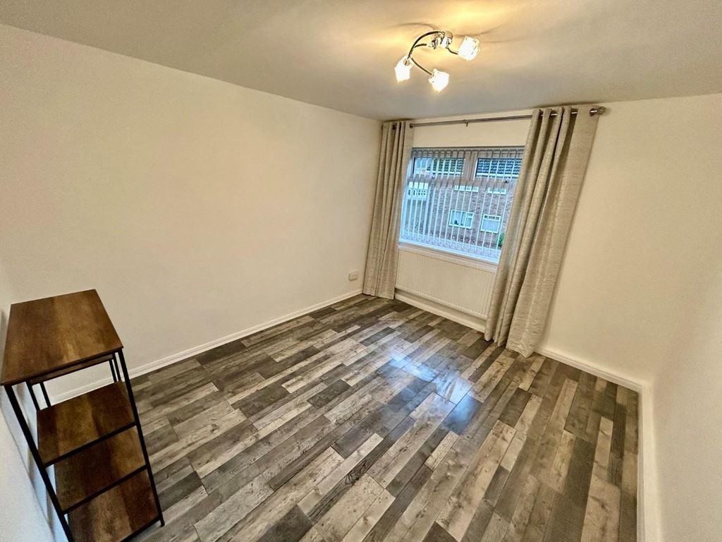 Property photo 3 of 6 Bedroom.Jpg