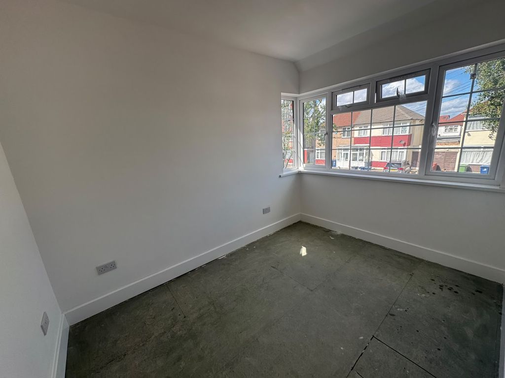 Property photo 1 of 8 3 Bed Flat To Rent