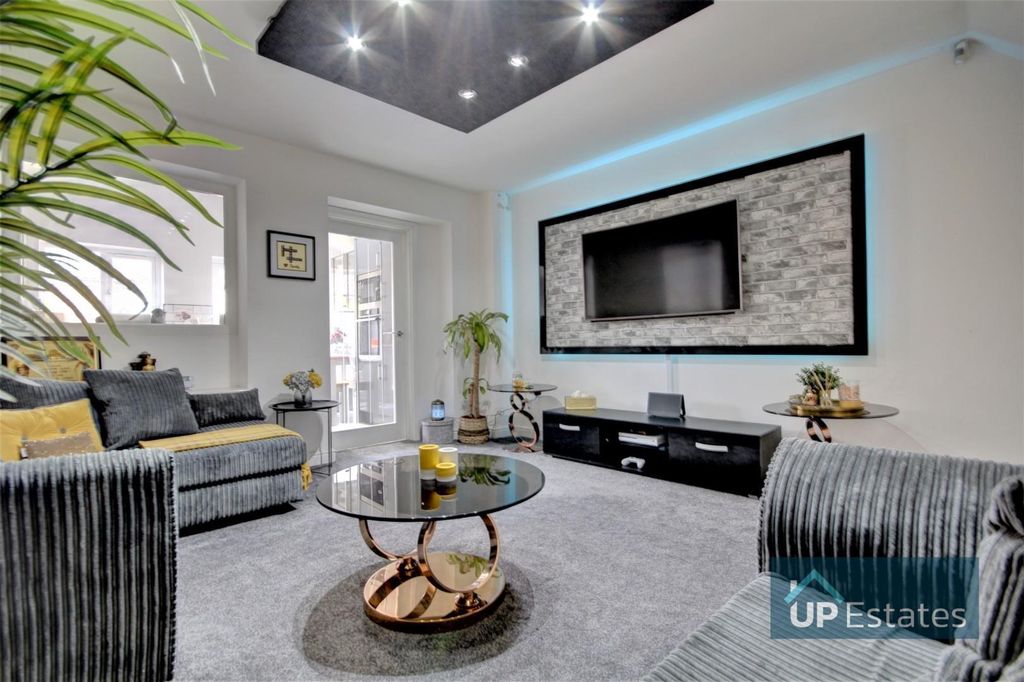 Property photo 2 of 15 Lounge 4.Jpg