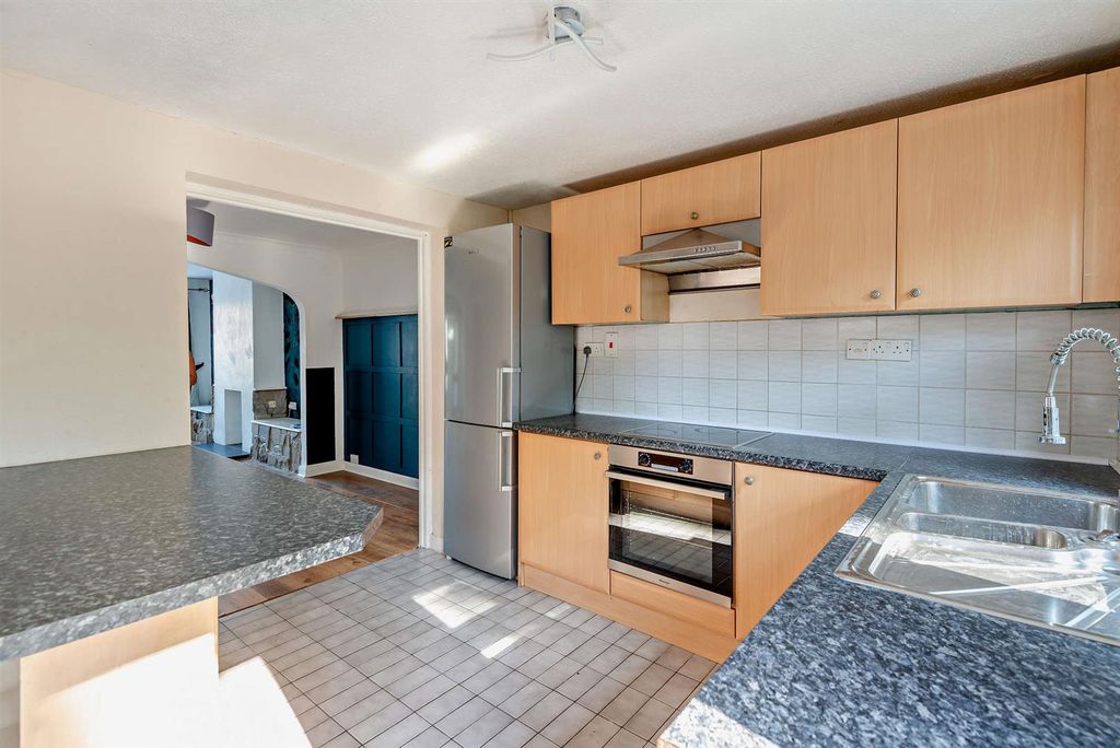 Property photo 3 of 11 8664308-Interior05-800.Jpg