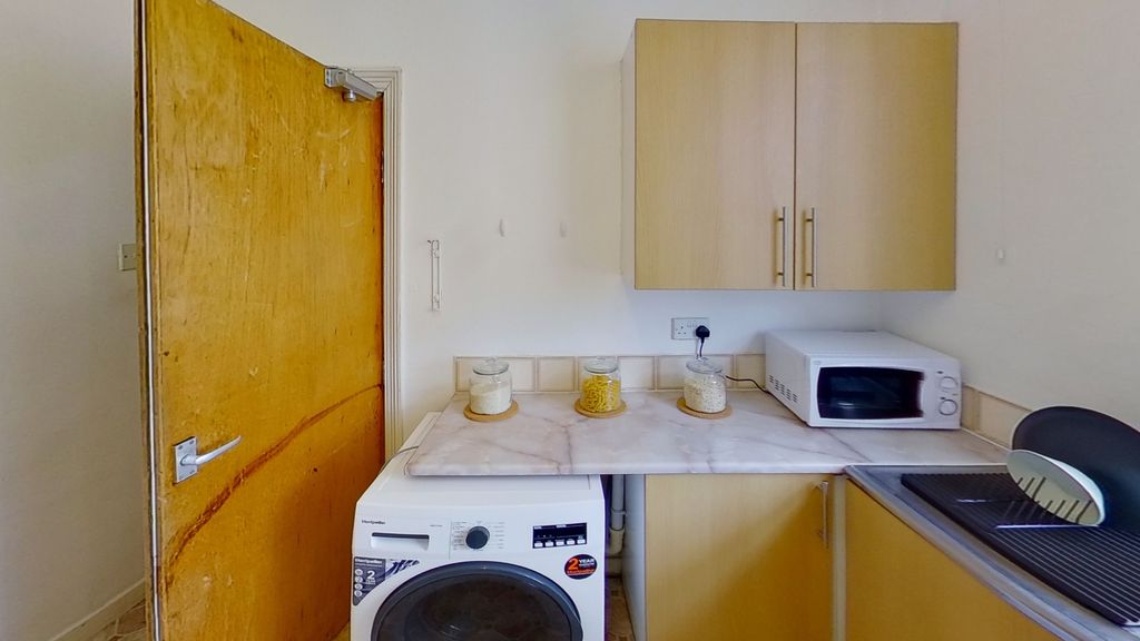 Property photo 2 of 9 Kitchen