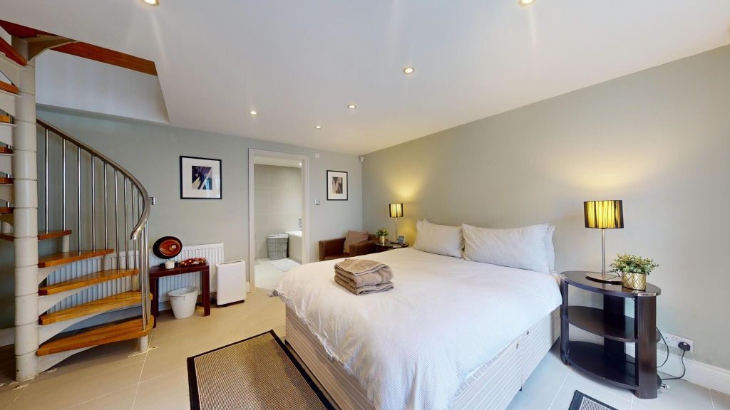 Property photo 3 of 18 Bedroom