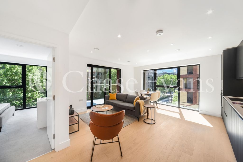 Property photo 3 of 14 Living