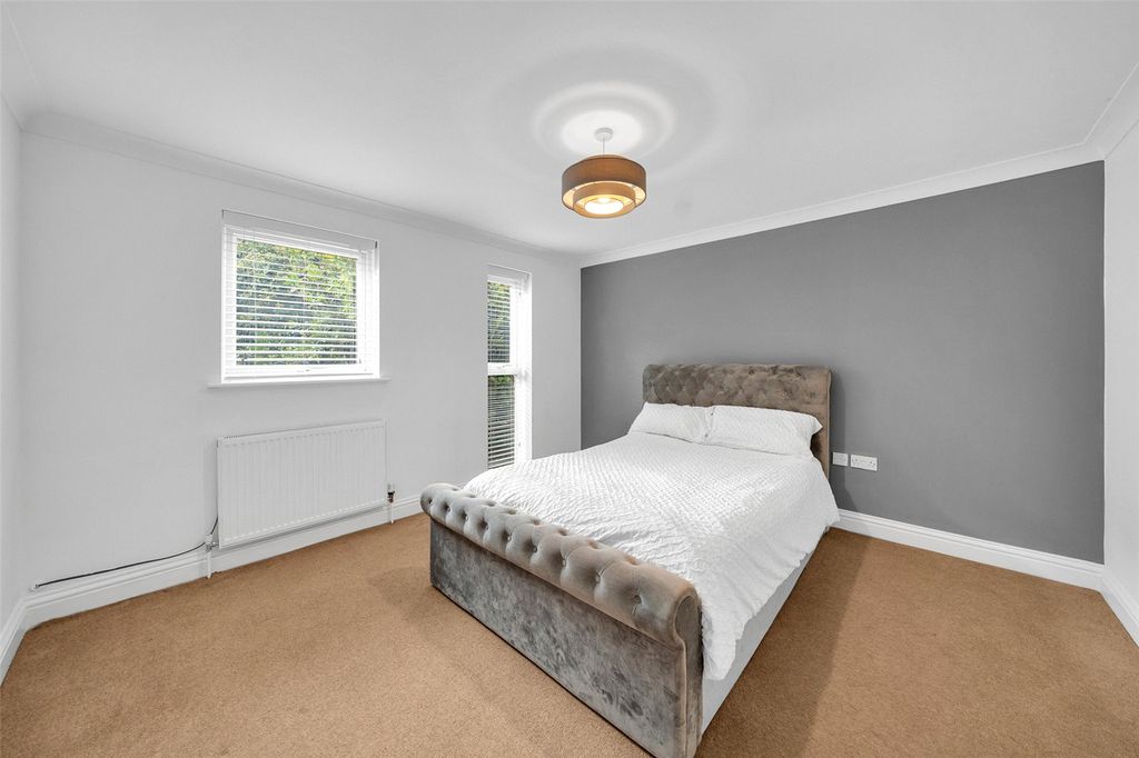 Property photo 2 of 17 Bedroom