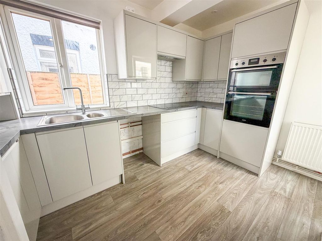 Property photo 2 of 18 Kitchen