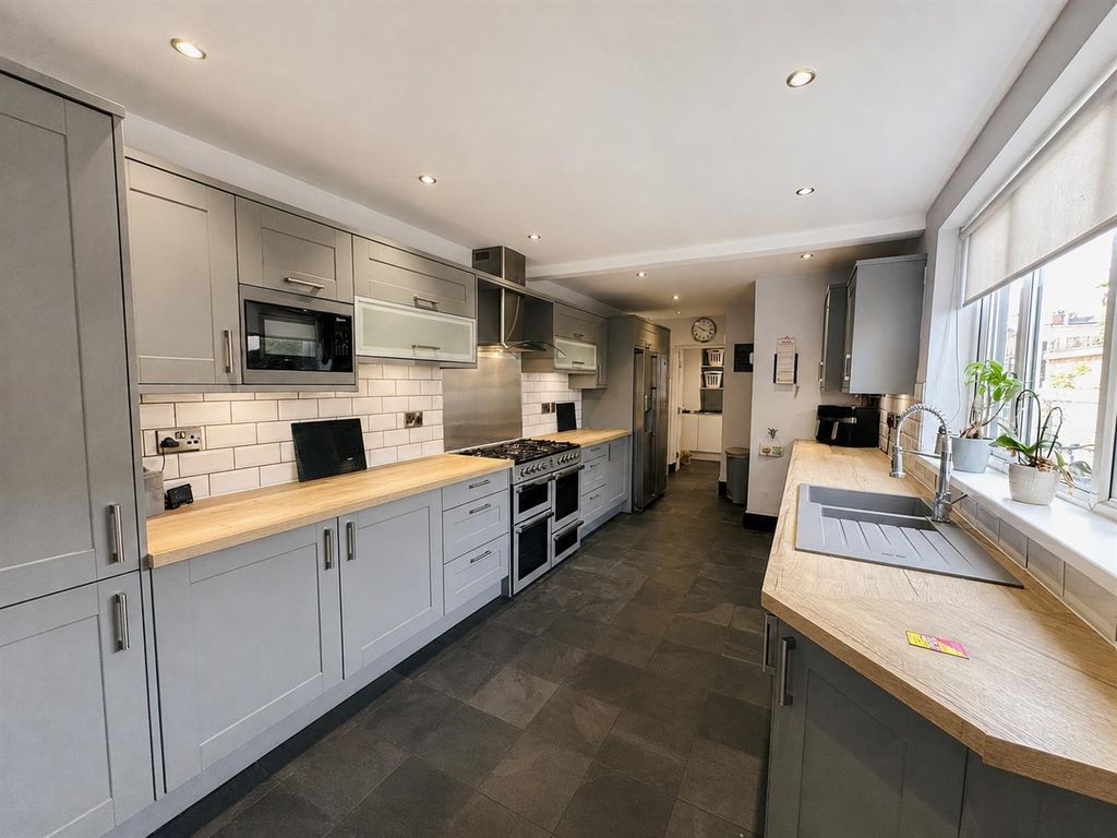 Property photo 2 of 19 Kitchen