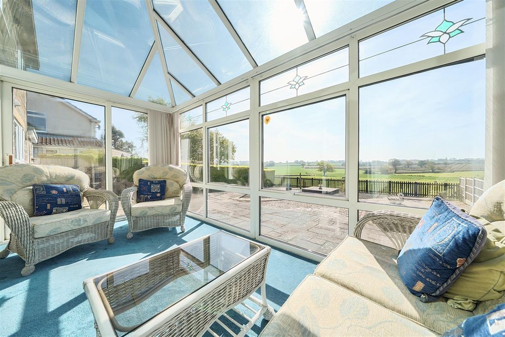 Property photo 3 of 17 Conservatory