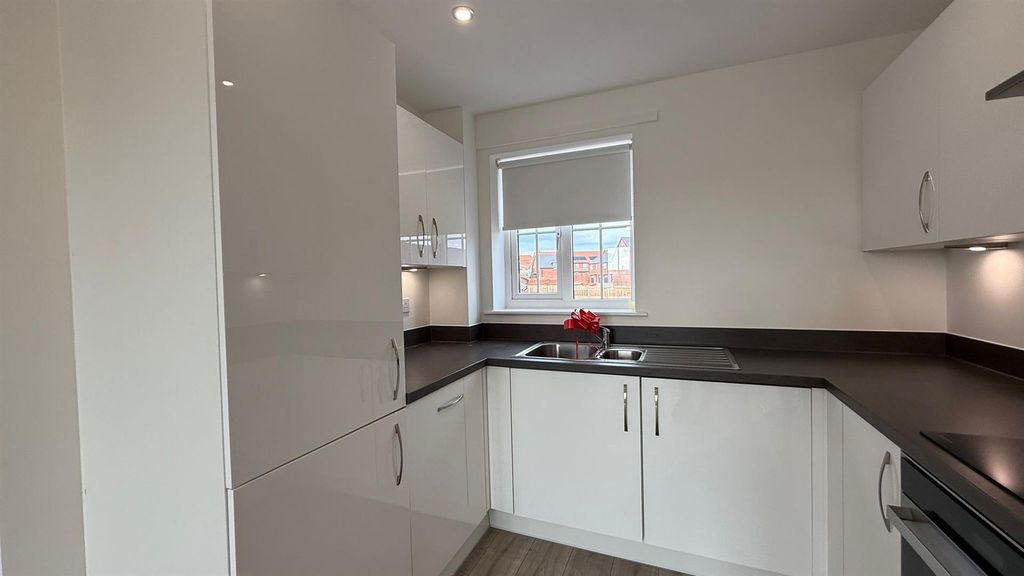 Property photo 2 of 8 Kitchen