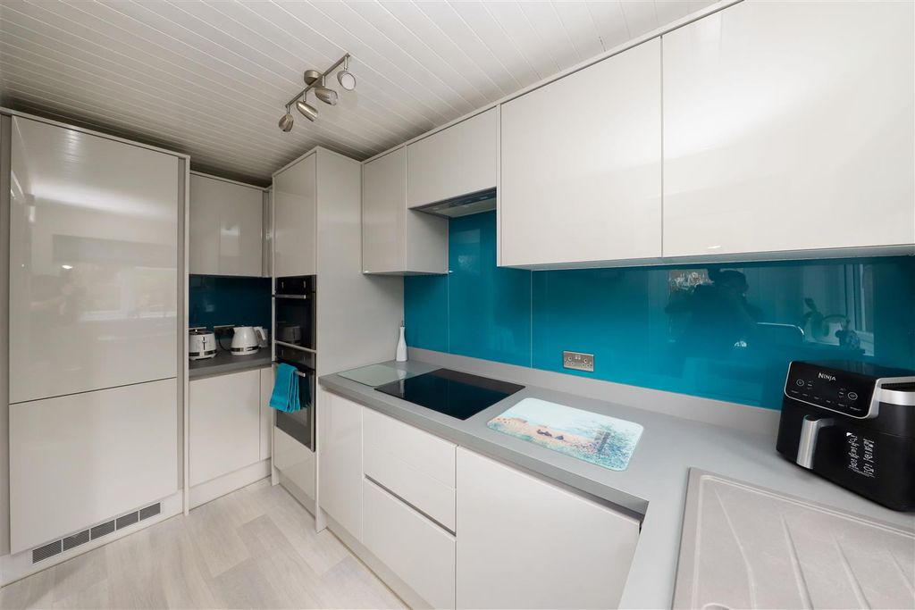 Property photo 3 of 19 Kitchen
