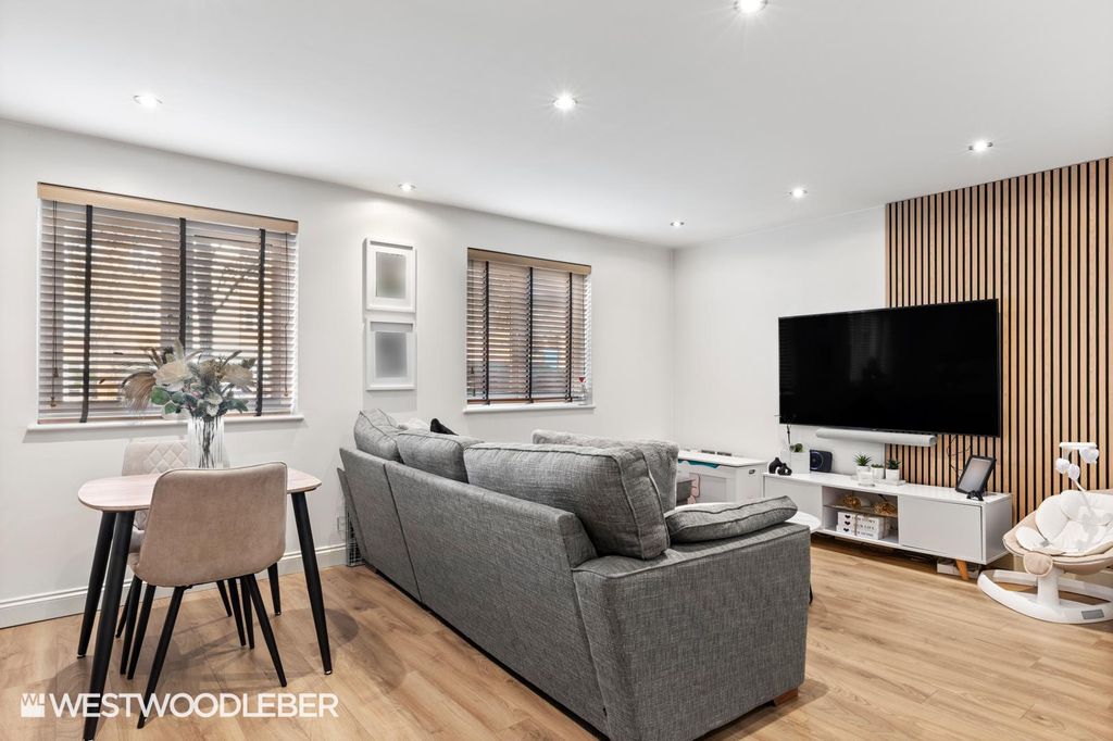 Property photo 3 of 15 Waterfallclose_10.Jpg