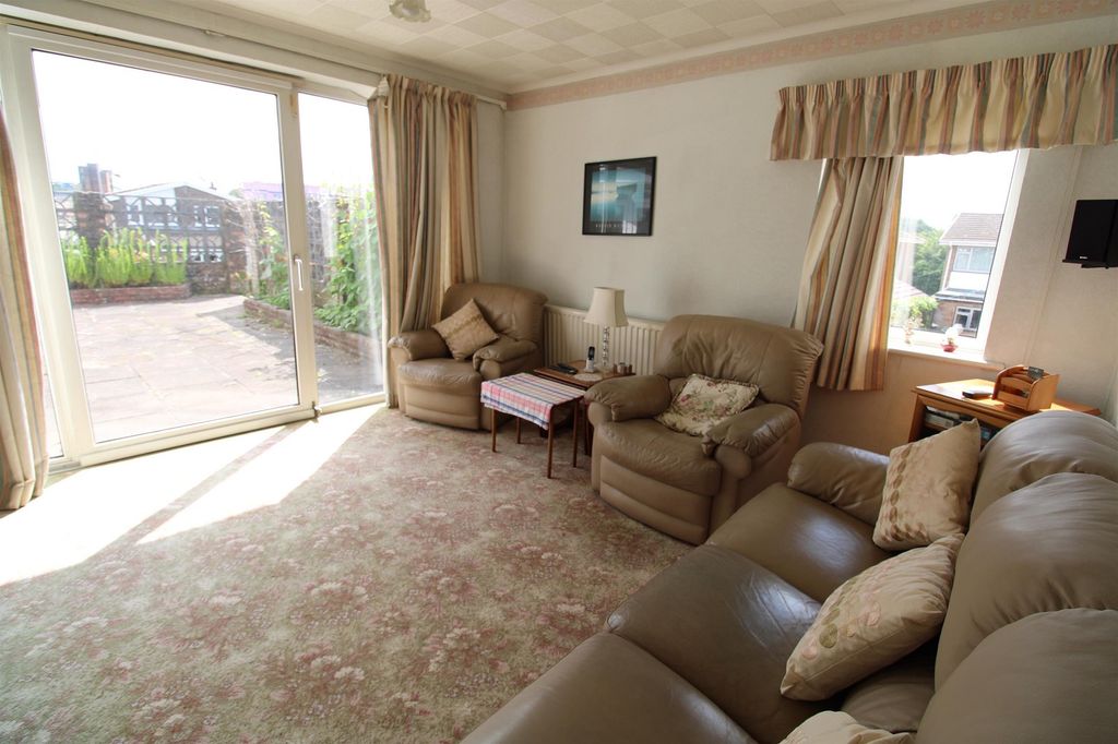 Property photo 3 of 19 Lounge Area