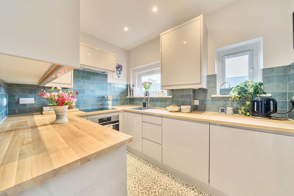 Property photo 2 of 13 1423049-1-69Cbb10...