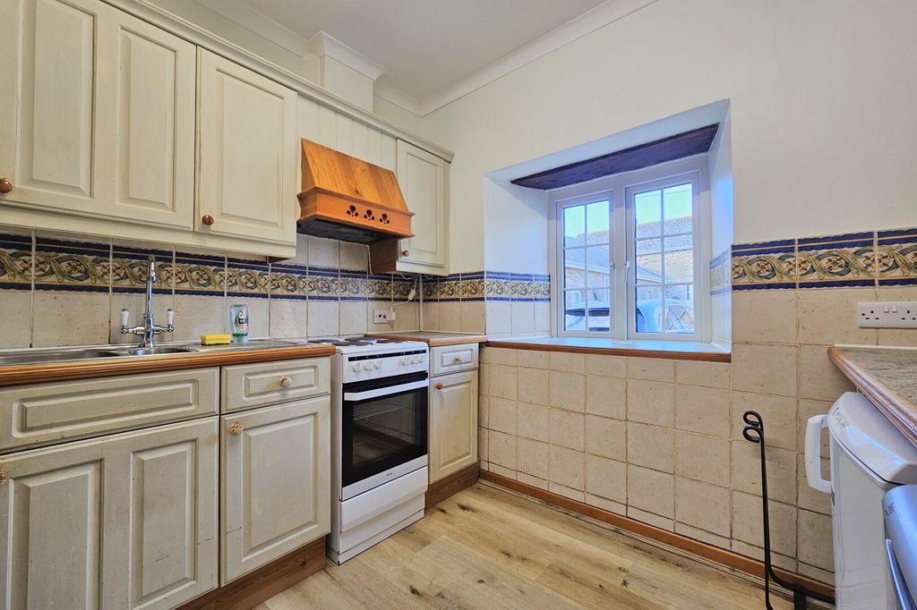 Property photo 2 of 6 Kitchen