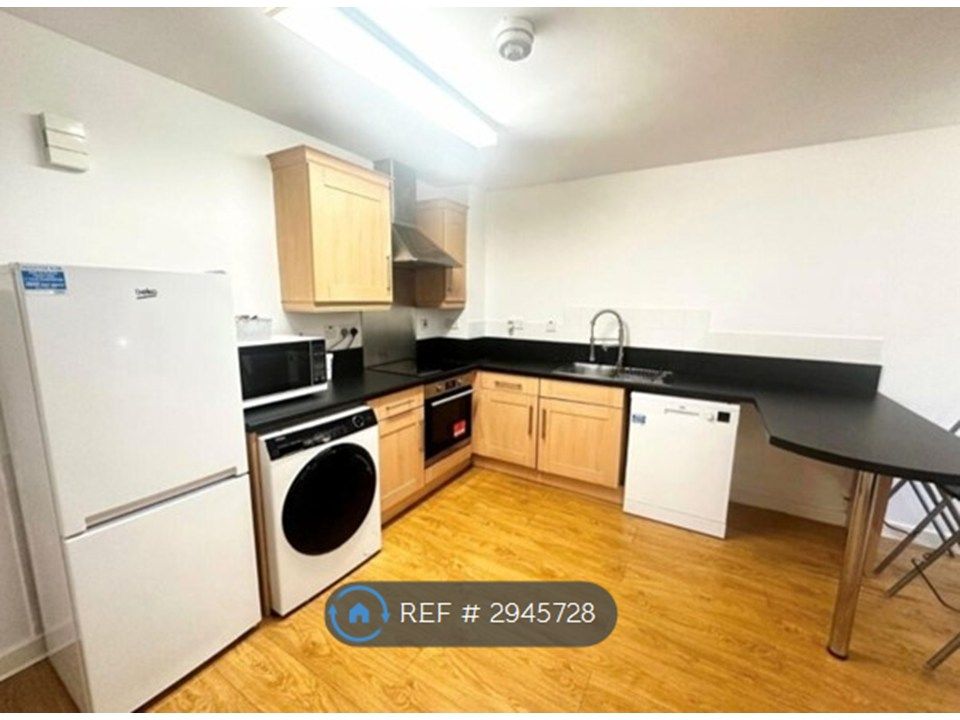 Property photo 2 of 8 Fully Fitted Kitchen
