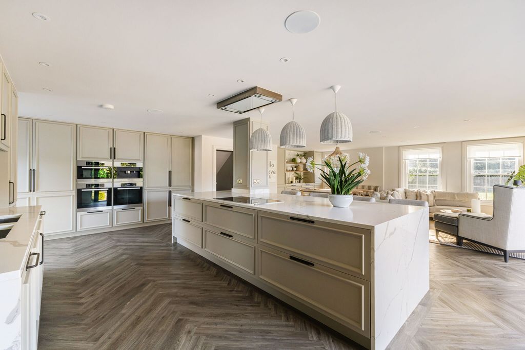 Property photo 2 of 27