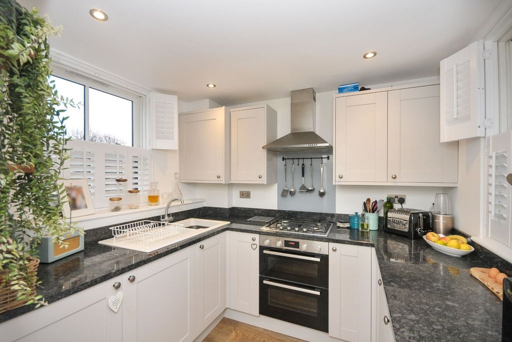 Property photo 2 of 11 Kitchen