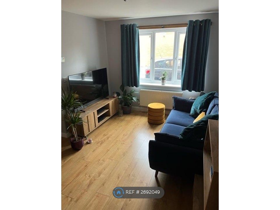 Property photo 3 of 7 Lounge 2