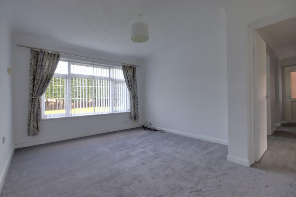 Property photo 3 of 7 Living/Dining Room