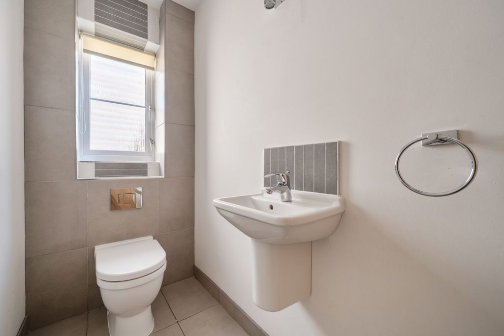 Property photo 3 of 10 Cloakroom/wc