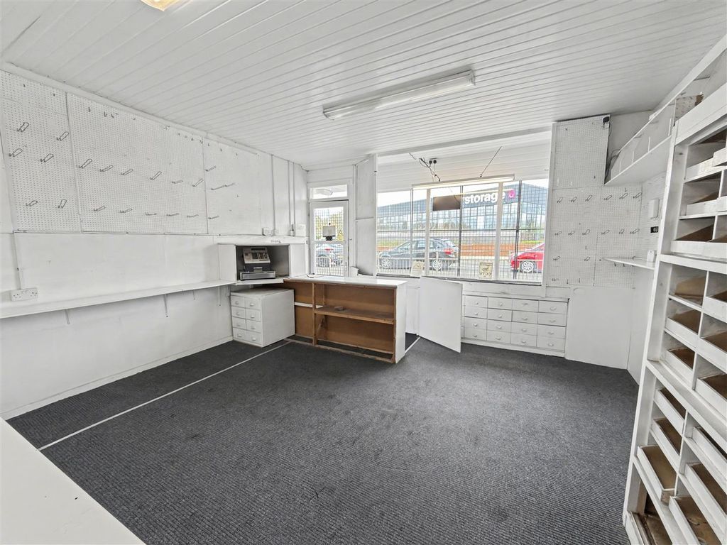 Property photo 2 of 13 Shop