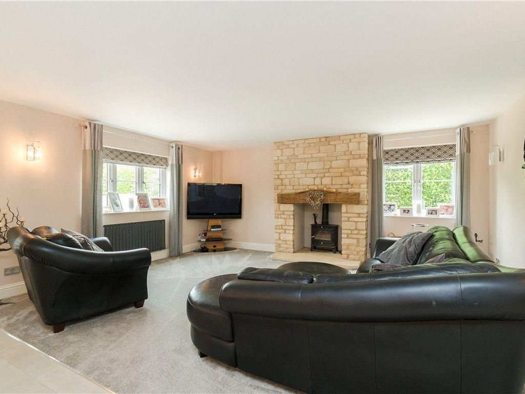 Property photo 3 of 13 Lounge Area