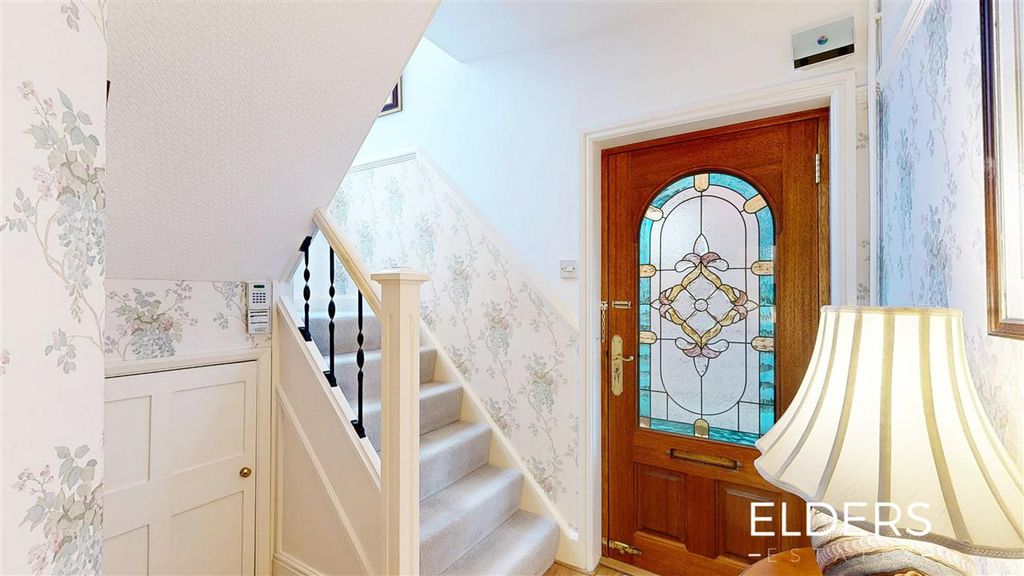 Property photo 3 of 18 Entrance Hall