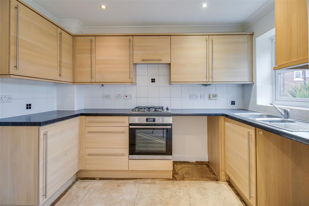 Property photo 3 of 11 Kitchen