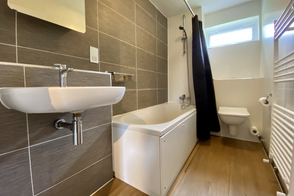 Property photo 2 of 9 Bathroom