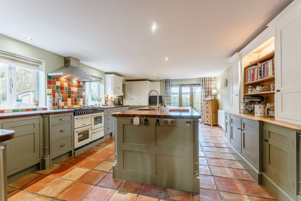 Property photo 2 of 33