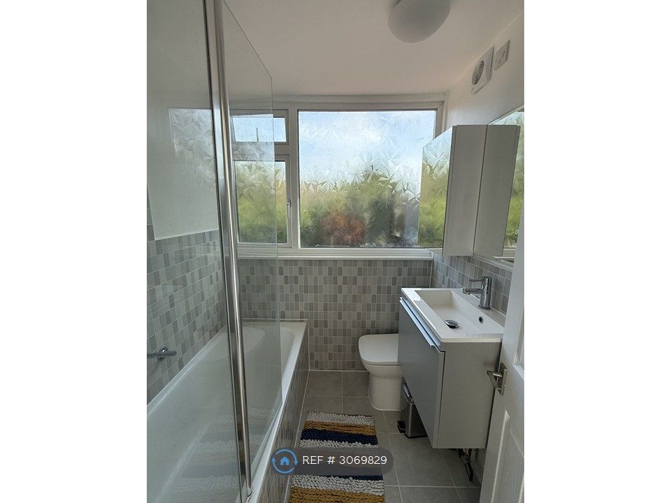 Property photo 3 of 11 Bathroom