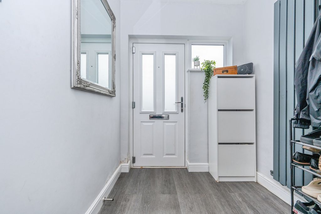 Property photo 2 of 20 Entrance Hall