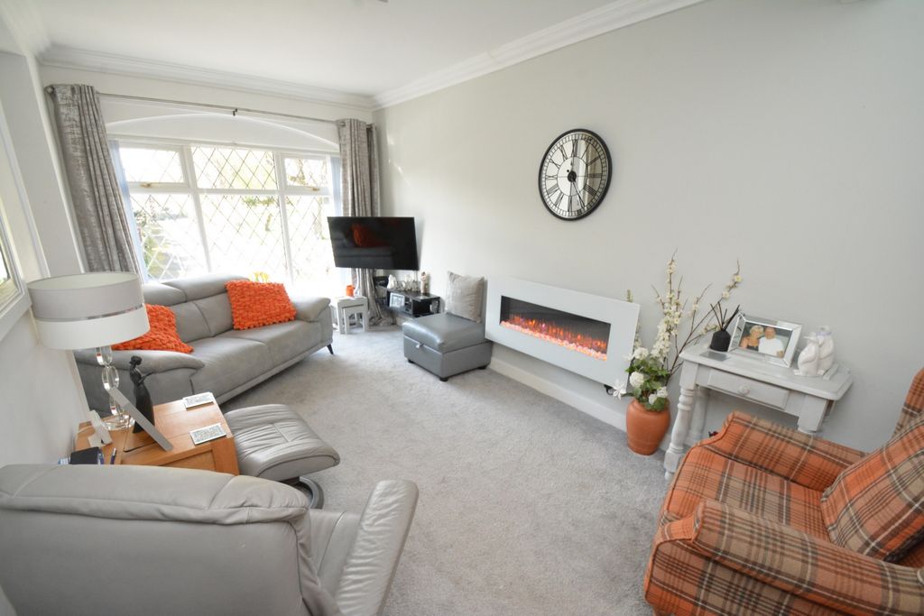 Property photo 2 of 17 Lounge