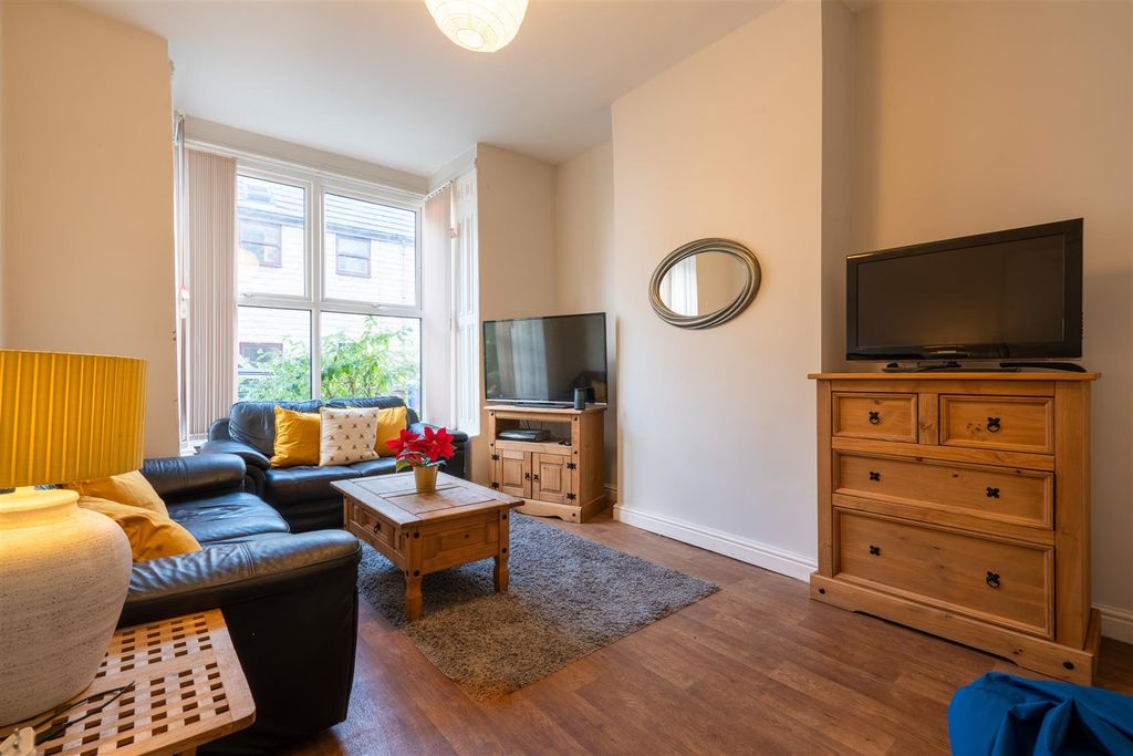 Property photo 1 of 7 Living Room_.Jpg