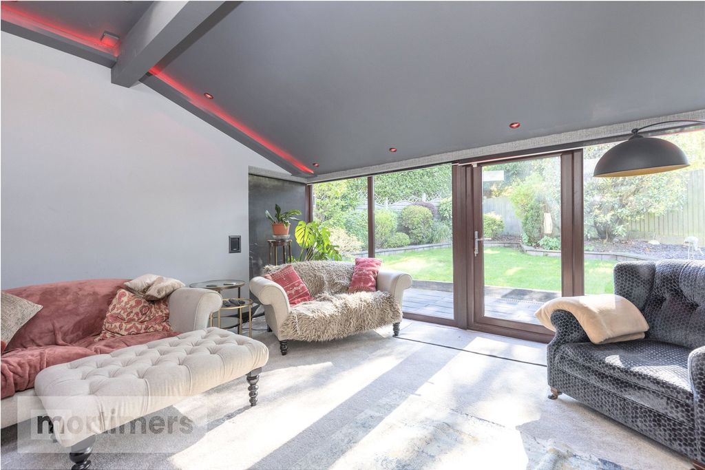 Property photo 3 of 28 Snug